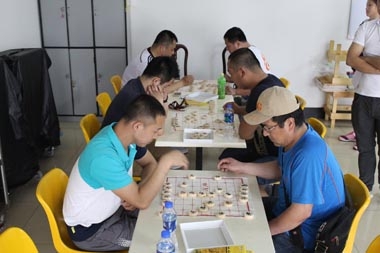 沈陽大區(qū)員工正在進(jìn)行象棋比賽