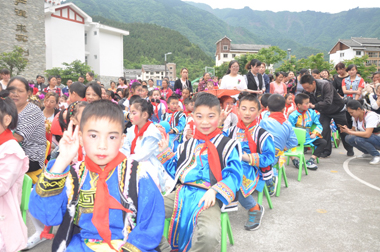 曲山鎮(zhèn)小學穿著民族服裝的孩子們